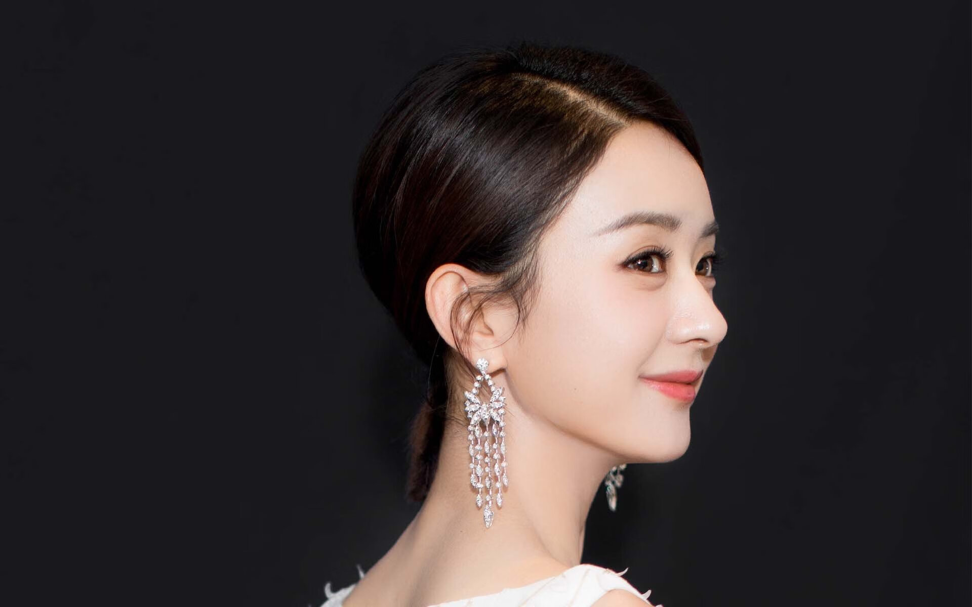 九游sports-_城市高空跑步：在摩天楼之间飞驰_，高空城市俯瞰图